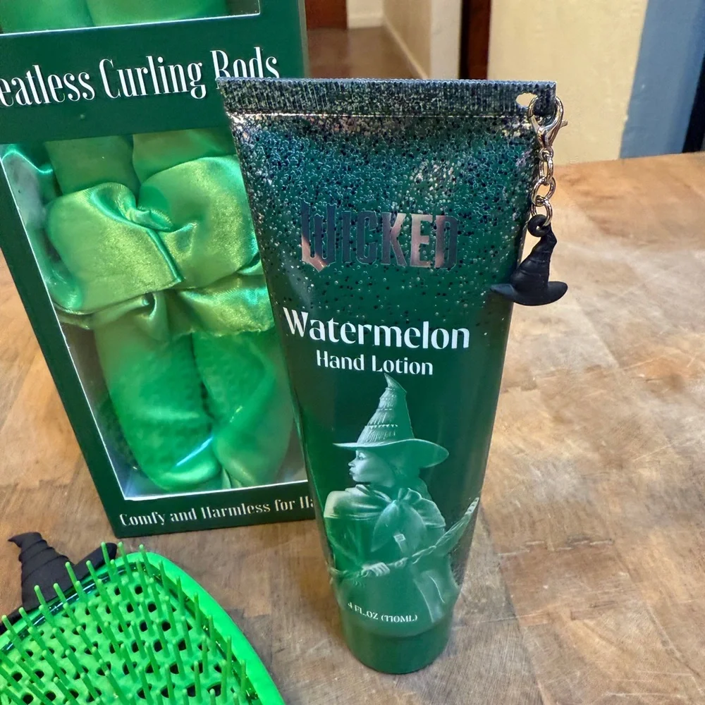 WICKED Green Heatless Curling Rods Set Witch Hair Brush Watermelon Lotion NEW - Picture 5 of 16